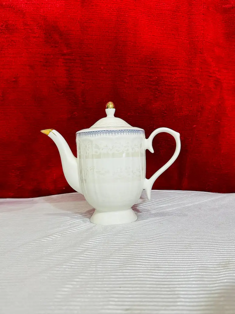 Luxury White Dinner Set with Golden Detailing - Image 9