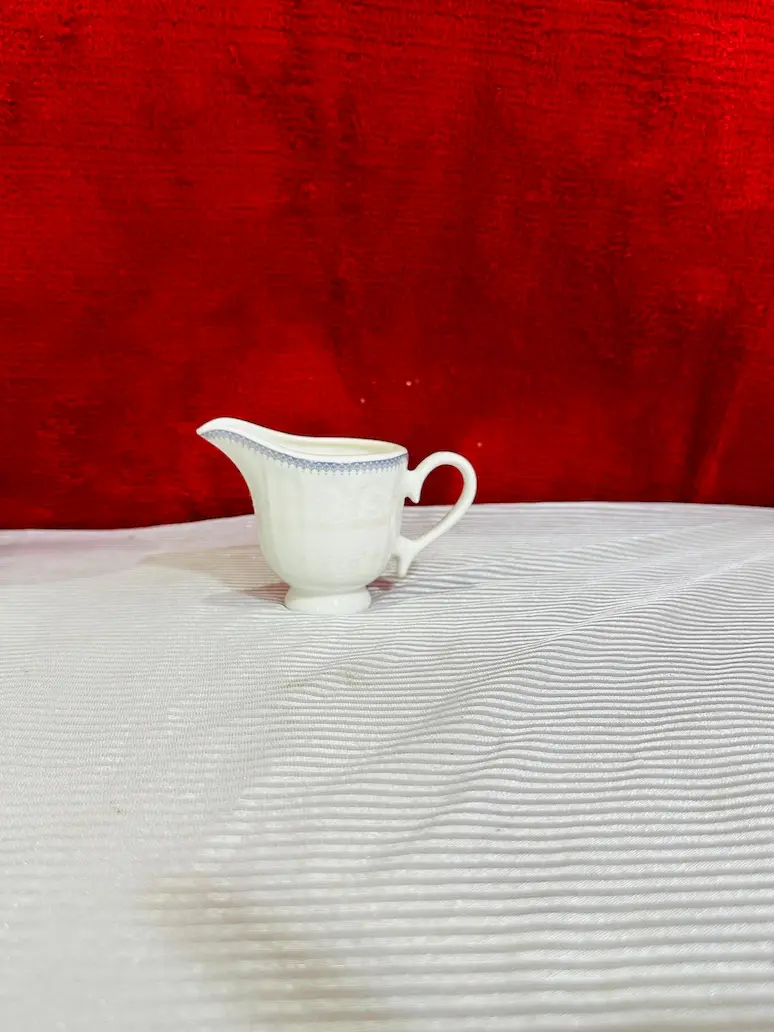 Luxury White Dinner Set with Golden Detailing - Image 8