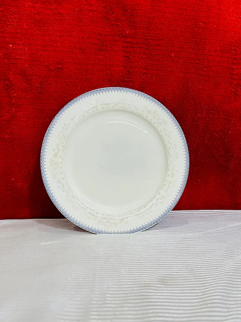 Luxury White Dinner Set with Golden Detailing - Image 5